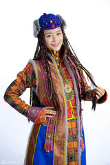 组图：《美人无泪》热播 袁姗姗造型华美