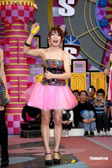 幻灯图：瑶瑶《我猜》秀性感 遭阿雅“咸猪手”