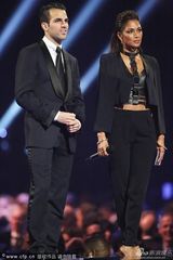 组图：全英音乐水果姐展最炫民族风 艾丽露胸衣