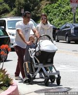 组图：杰西卡-阿尔芭全家野餐 女儿勾脖倒地表情囧