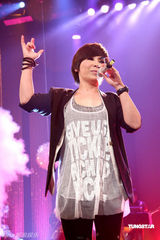 高清组图：温岚红发造型助阵黄小琥 大跳火辣断背舞