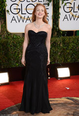 组图：查斯坦气质不凡 抹胸黑裙丰满上围