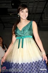 高清组图：蒋怡露美背秀小麦肤色 诠释女性华丽美