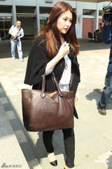 组图：佐藤麻衣现身清丽依旧 谈地震如世界末日