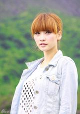 组图：柳岩日本街拍做鬼脸 展现自然率真另一面