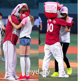 组图：After school两成员棒球赛开球英姿飒爽