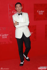 组图：刘德华西装领结变王子 生日愿望再添丁