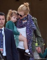 组图：妮可携女现身机场 小女儿长相甜美似妈妈