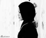 组图：蕾哈娜冷艳黑衣严实包裹大秀修长身材