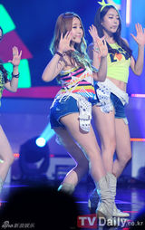 组图：AfterSchoolf(x)性感舞姿比拼《冠军秀》