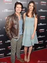 组图：前阿汤嫂低胸运动 苏瑞绿裙粉鞋啃苹果