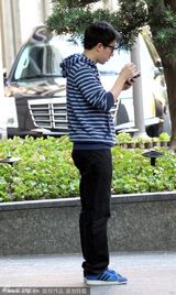 组图：房祖名带助理女伴游上海外滩 人多排场大