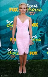 高清组图：海顿-潘妮蒂尔清凉吊带粉裙亮相 