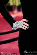 组图：第83届奥斯卡红毯 玛丽娅-曼努诺斯亮相