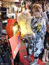 组图：HotCha黎美言休闲游日本 与八千公铜像合影