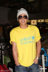 组图：梁咏琪孙耀威谭俊彦出发往非洲亲善探访 