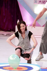 幻灯图：米雪等上节目胸爆气球 暧昧游戏姿势引遐想