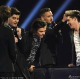 组图：单向乐队获全球成功奖 五子现场调戏奖杯