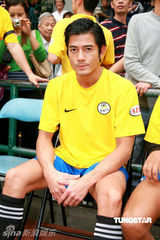 幻灯图：郭富城黄日华陈百祥等举行球赛纪念尹志强