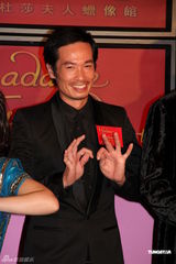 组图：陈豪为明星蜡像揭幕 对林峰艳照发表看法