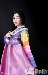 组图：姜韩娜T-ara前成员花英穿韩服拜年