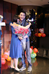 组图：王凯北京与粉丝同庆生 胡宇威远程示爱