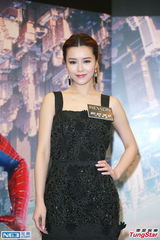 组图：文咏珊穿黑色吊带裙 似黑色蜘蛛女