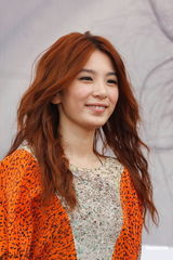 组图：SHE十周年纪念活动 Selina发短片盼早日归队