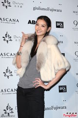 组图：昆凌支持周杰伦参加益智节目 称他很聪明