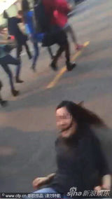 组图：李敏镐再引骚乱 女粉丝疯狂追车重摔在地