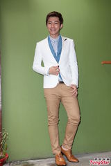 组图：炎亚纶亮相粉丝见面会 衣着帅气抢镜