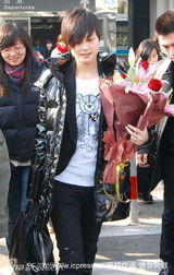 幻灯图：李宇春6日飞抵上海 发型凌乱面色显疲倦