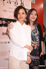 组图：张悬屋顶音乐节嬉皮风造型牵手卢凯彤