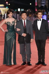 组图：胡瓜欧弟亮相金钟红毯 安心亚蕾丝透酥胸