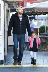 组图：本-阿弗莱克奶爸范 女儿粉衣吃零嘴可爱