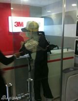 组图：张柏芝母子游主题乐园 Lucas玩变装秀