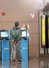 幻灯图：吴镇宇疑似返港受审 《战国》剧组封口