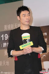 组图：许志安梁汉文苏永康签唱会感情好互调侃