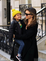 组图：米兰达带儿子上街 萌娃微笑可爱萌翻天