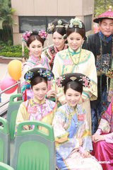 组图：《万凰之王》巡游胡杏儿称结婚无法自作主张