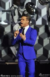 组图：罗比-威廉姆斯蓝西装复古 抢眼献唱全英