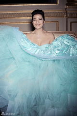 组图：钟楚红赴巴黎拍时尚大片 微笑秀真我