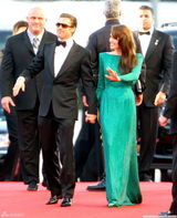 高清图：朱莉闪片绿裙华丽 皮特墨镜遮面耍个性