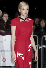 高清组图：凯瑞-穆里根印花礼服亮相高跟鞋抢眼