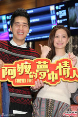 组图：安心亚蓝正龙电影院客串店长 宣传新片