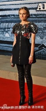 幻灯图：《福尔摩斯》柏林首映 唐尼夫妇秀恩爱