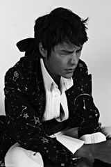 组图：陈坤登杂志封面 罕见露臂部纹身野性神秘