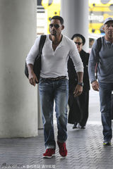 组图：史密斯携两子亮相机场 身型壮硕酷劲十足