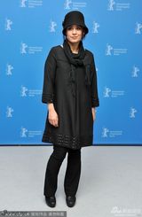 组图：《闭幕》发布 帕纳西红毛衣喜庆亮相