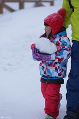 组图：《爸爸》雪乡抢先看 萌娃玩雪脸蛋红扑扑